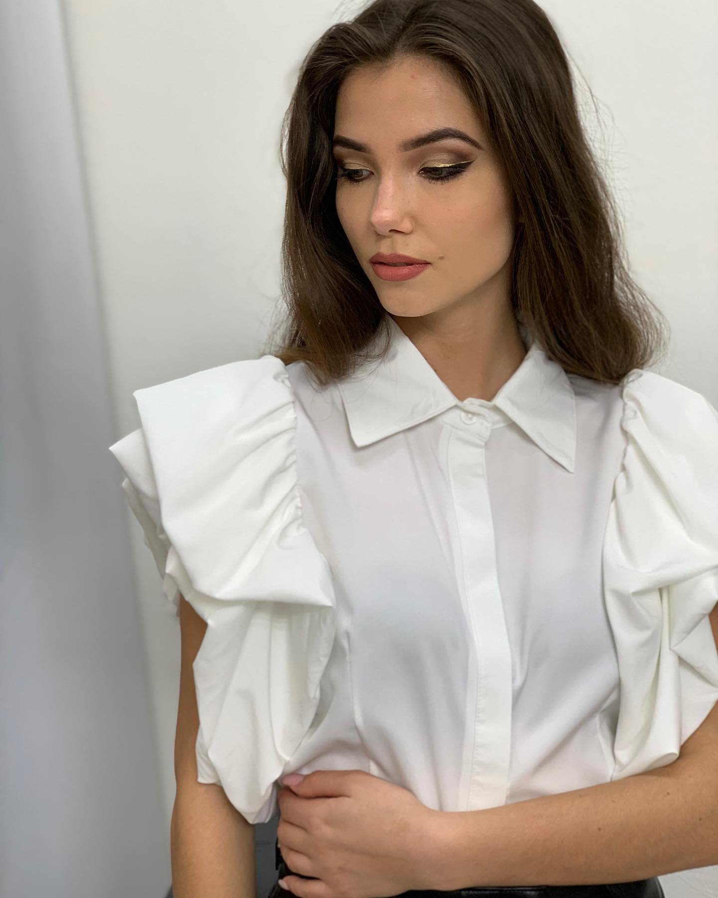 🤍🤍🤍
#cityjeans #outfit #ootd #blackandwhite #fashioninspirations #whiteblouse #blackleatherskirt