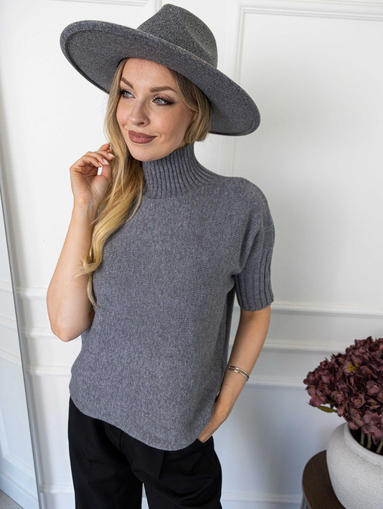 Šedá